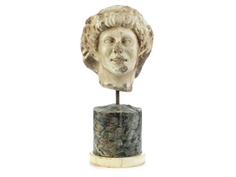 Marmorkopf eines jugendlichen Bacchus/ Dionysos mit Weinlaub im Haar